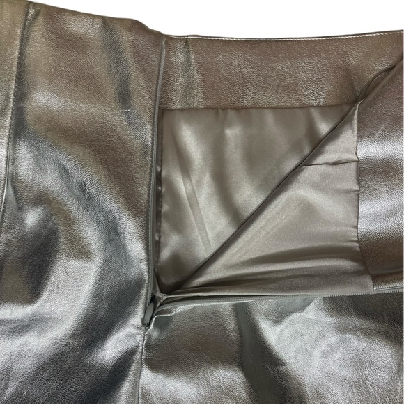 EUC Metallic Silver High Waist Shorts by Cloud Ten  (E-1) - Picture 6 of 9